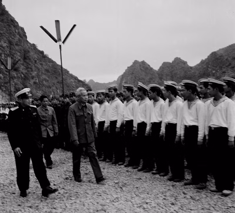Thủ tướng Phạm Văn Đồng thăm một đơn vị bộ đội Hải quân tháng 1/1980. (Ảnh: Xuân Lâm/TTXVN)