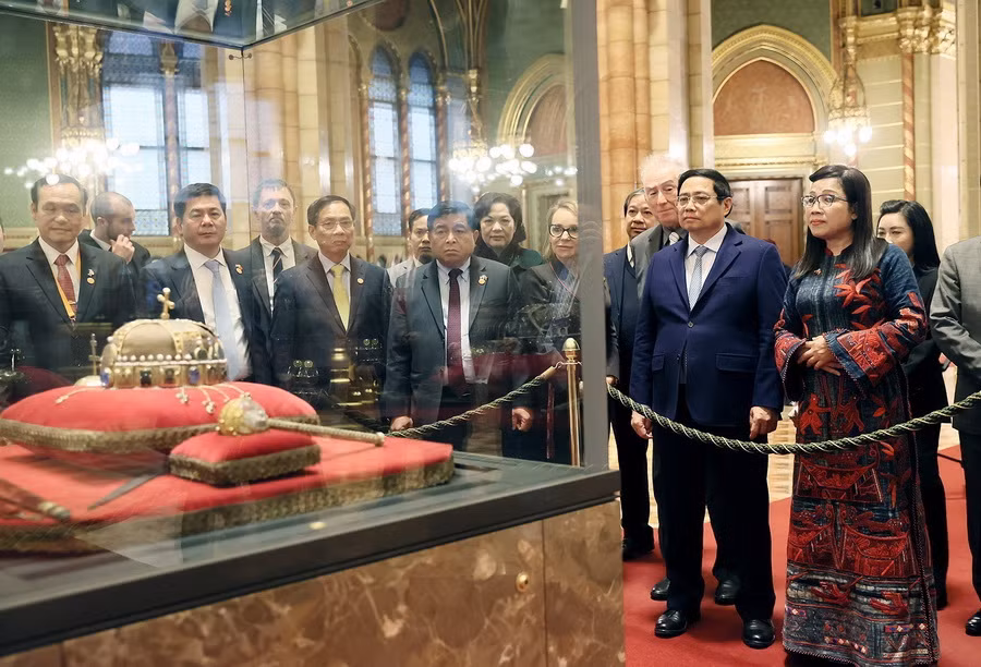 Thủ tướng Phạm Minh Chính và Phu nhân tham quan Nhà Quốc hội Hungary. (Ảnh: Dương Giang/TTXVN)
