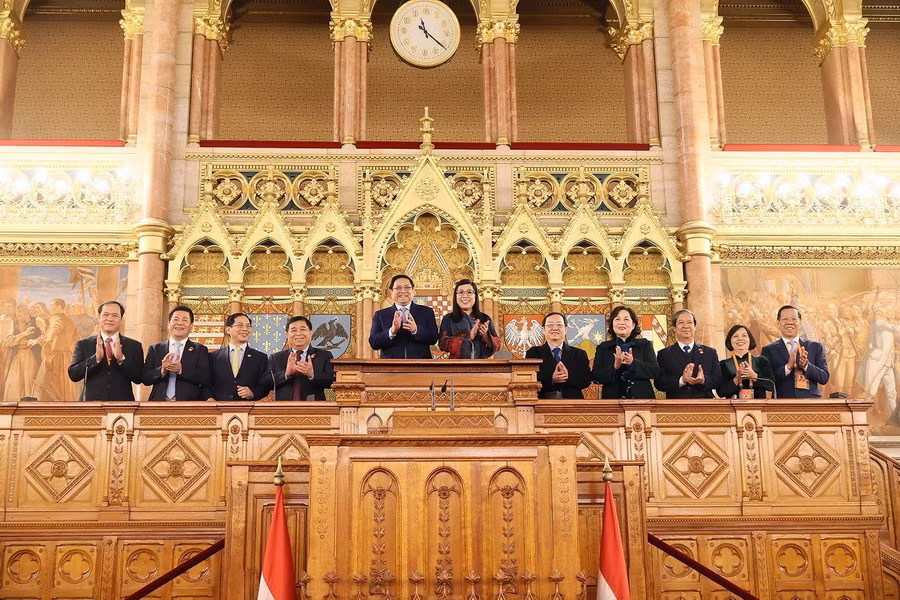 Sáng 19/1/2024 (giờ địa phương), tại thủ đô Budapest, Thủ tướng Phạm Minh Chính và Phu nhân tham quan Nhà Quốc hội Hungary. (Ảnh: Dương Giang/TTXVN)