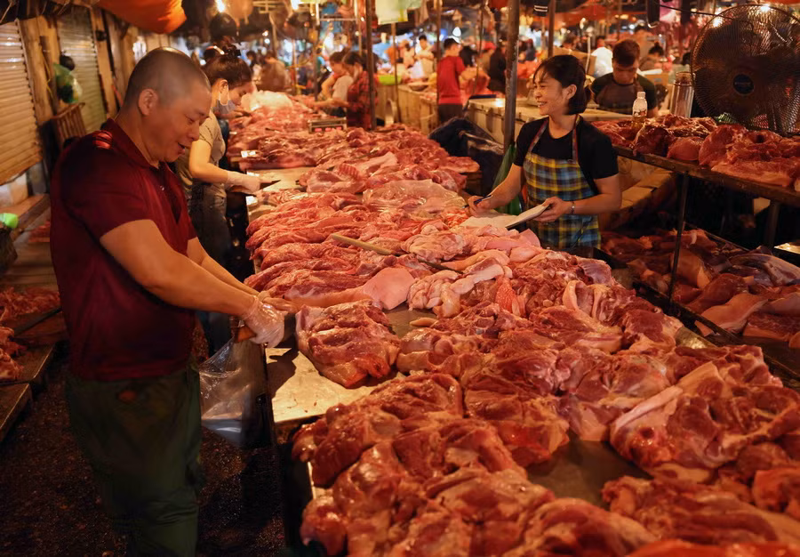 Các phản thịt được bày bán tại chợ đầu mối Nam Hà Nội (quận Hoàng Mai). (Ảnh: Vũ Sinh/TTXVN)