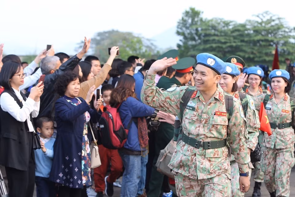 Cán bộ, chiến sỹ Bệnh viện dã chiến cấp 2 số 2 chào tạm biệt người thân và đồng đội lên đường làm nhiệm vụ tại Phái bộ Nam Sudan. (Ảnh: Dương Giang/TTXVN)