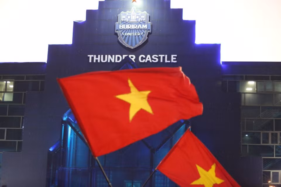 Quốc kỳ Việt Nam "phủ kín" sân Chang Arena. (Ảnh: Nguyên An/Vietnam+)