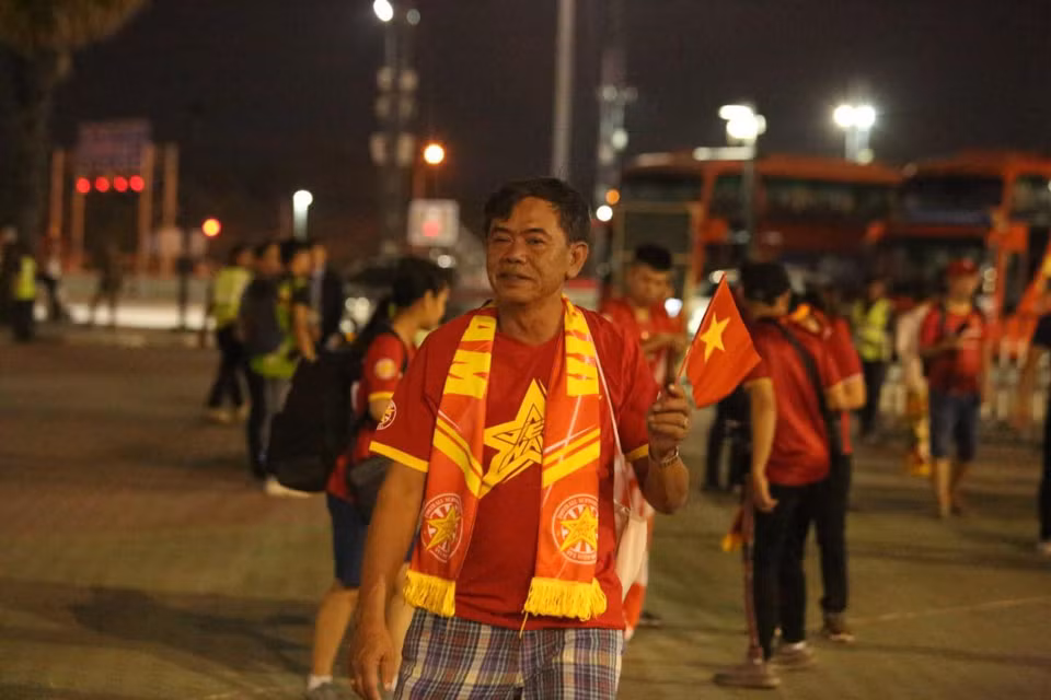 Các cổ động viên Việt Nam đã có mặt tại sân Chang Arena từ sớm. (Ảnh: Nguyên An/Vietnam+)