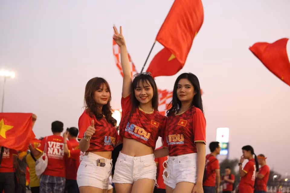 Các cổ động viên Việt Nam đã có mặt tại sân Chang Arena từ sớm. (Ảnh: Nguyên An/Vietnam+)
