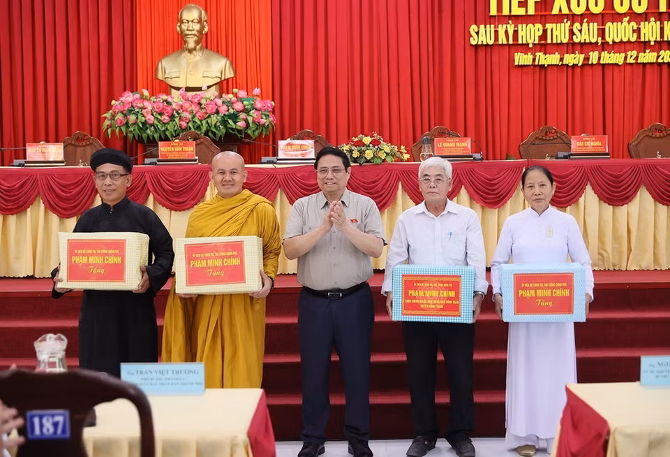 Thủ tướng Phạm Minh Chính tặng quà cho các cử tri huyện Vĩnh Thạnh, Cần Thơ. (Ảnh: Dương Giang/TTXVN)