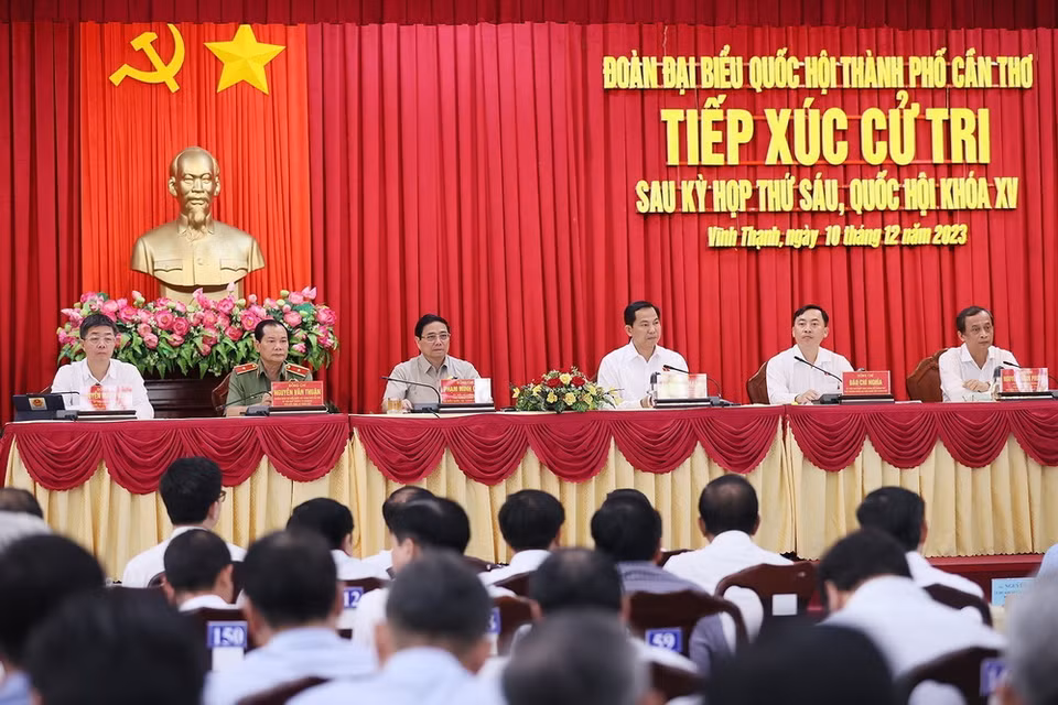 Thủ tướng Phạm Minh Chính và Đoàn Đại biểu Quốc hội thành phố Cần Thơ tiếp xúc cử tri huyện Vĩnh Thạnh. (Ảnh: Dương Giang/TTXVN)