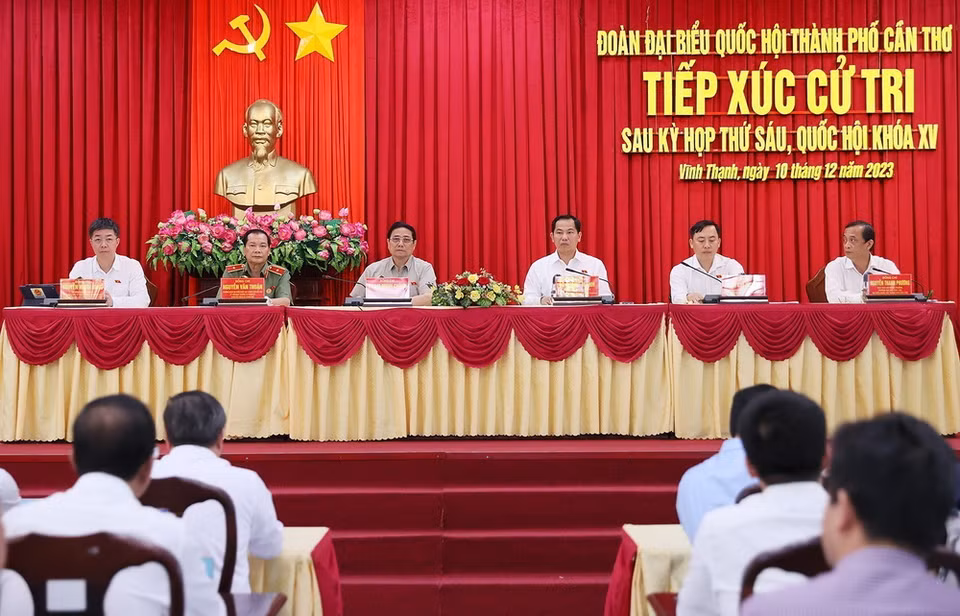 Thủ tướng Phạm Minh Chính và Đoàn Đại biểu Quốc hội thành phố Cần Thơ tiếp xúc cử tri huyện Vĩnh Thạnh. (Ảnh: Dương Giang/TTXVN)