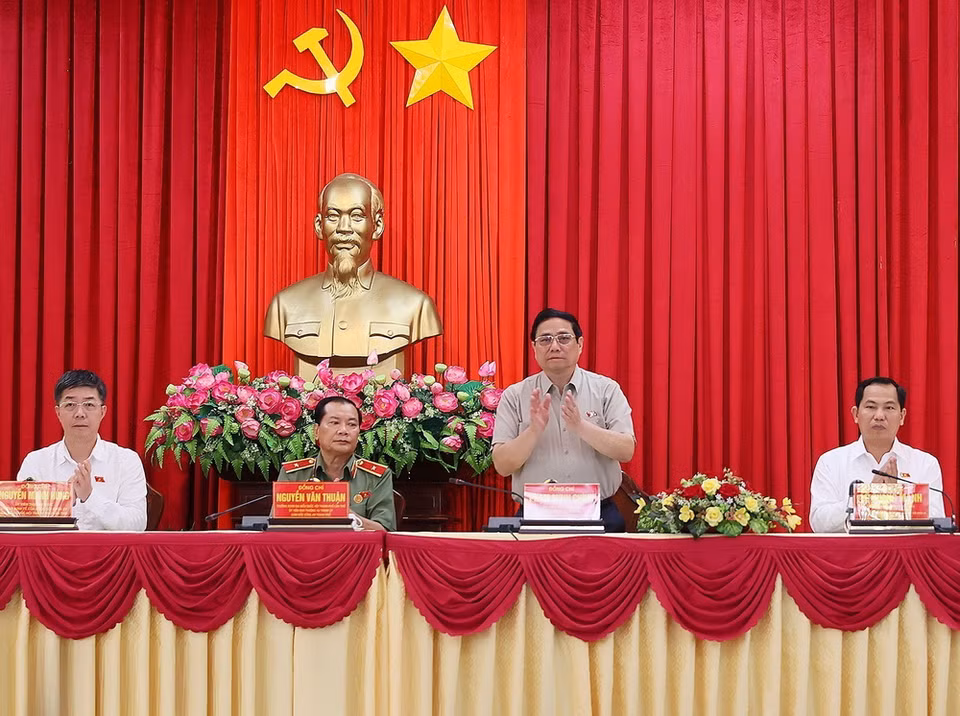 Thủ tướng Phạm Minh Chính và Đoàn Đại biểu Quốc hội thành phố Cần Thơ tiếp xúc cử tri huyện Vĩnh Thạnh. (Ảnh: Dương Giang/TTXVN)