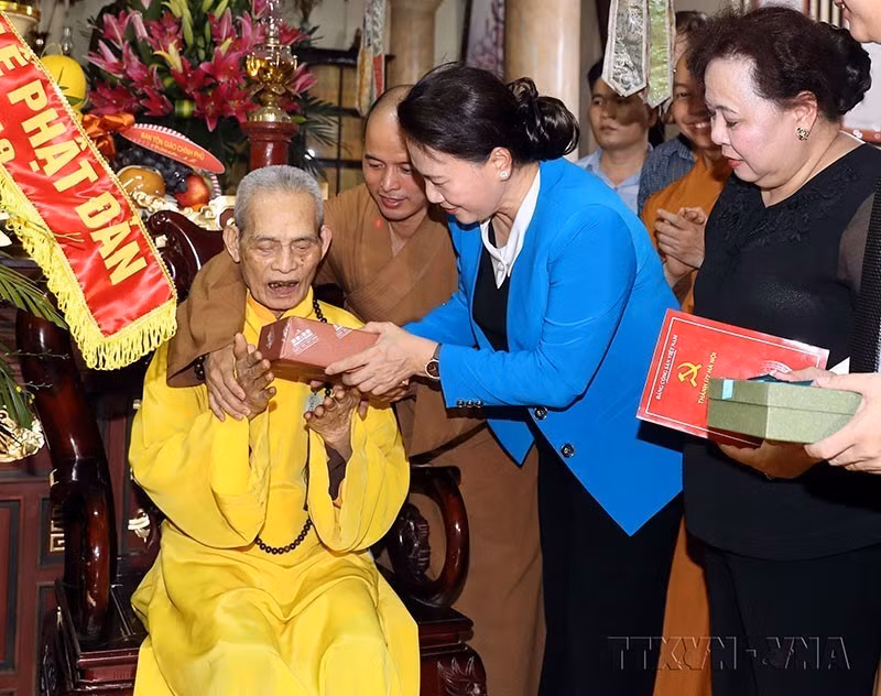 Nhân dịp Đại lễ Phật đản 2019 - Phật lịch 2563, chiều 15/5/2019, Chủ tịch Quốc hội Nguyễn Thị Kim Ngân đến thăm, chúc mừng Đại lão Hòa thượng Thích Phổ Tuệ, Pháp chủ Hội đồng Chứng minh Giáo hội Phật giáo Việt Nam, tại chùa Viên Minhi. (Ảnh: Trọng Đức/TTXVN)