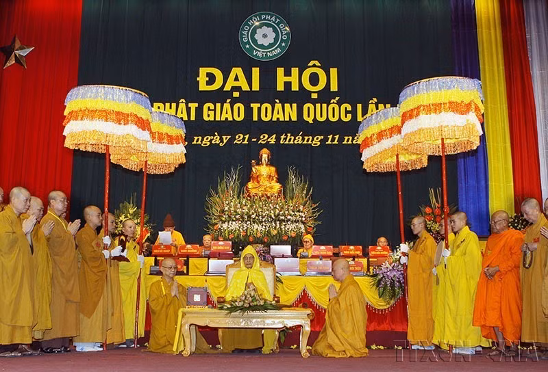 Chiều 24/11/2012, tại Hà Nội, Đại hội đại biểu Phật giáo toàn quốc lần thứ 7 suy tôn Hòa thượng Thích Phổ Tuệ là Pháp chủ Giáo hội Phật giáo Việt Nam nhiệm kỳ 2012-2017. (Ảnh: Nguyễn Dân/TTXVN)