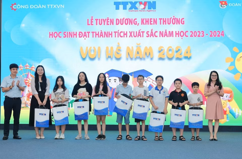 Tuyên dương học sinh đạt giải cấp quận, huyện. (Ảnh: Hoàng Hiếu/TTXVN)
