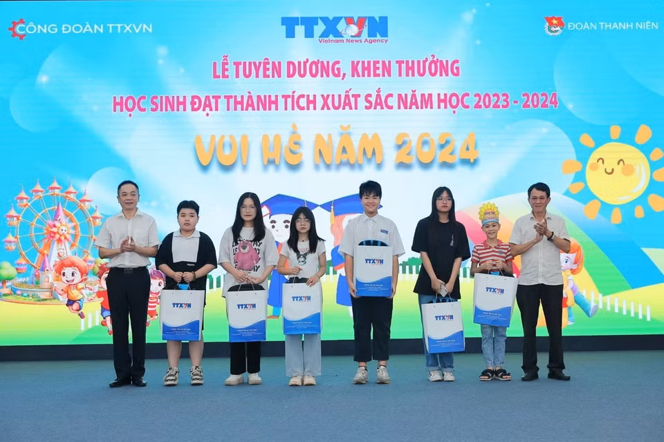 Tuyên dương học sinh đạt giải cấp quận, huyện. (Ảnh: Hoàng Hiếu/TTXVN)