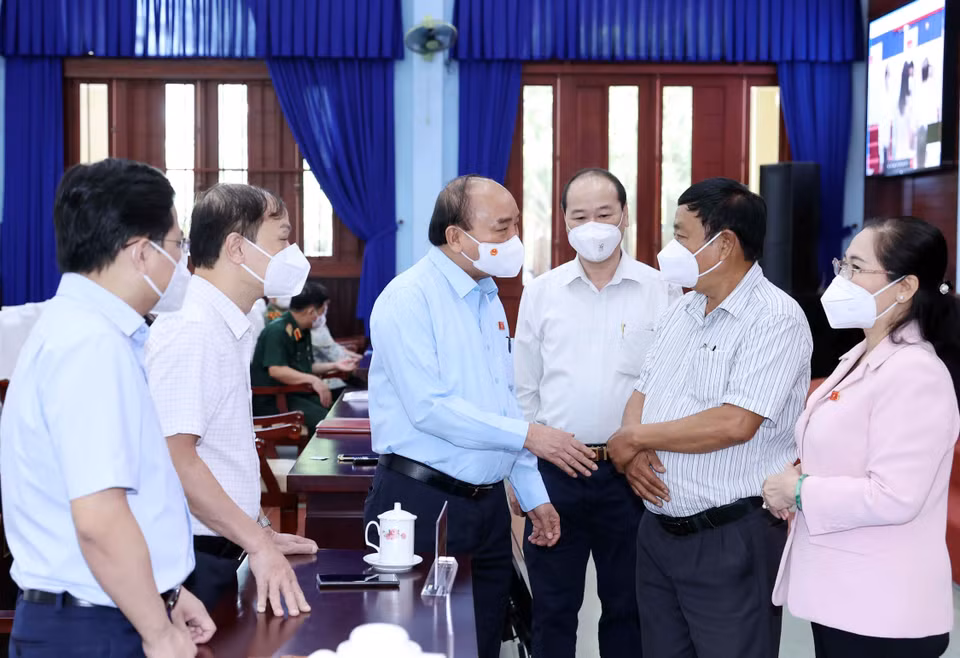 Chủ tịch nước Nguyễn Xuân Phúc gặp gỡ các cử tri tại điểm cầu thị trấn Củ Chi. (Ảnh: Thống Nhất/TTXVN)