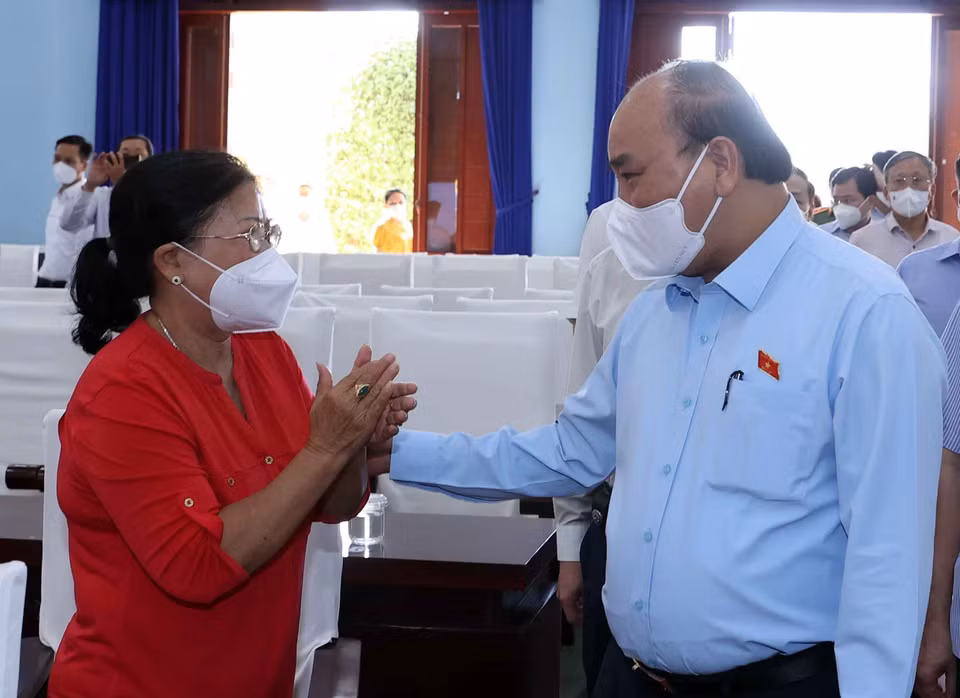 Chủ tịch nước Nguyễn Xuân Phúc gặp gỡ các cử tri tại điểm cầu thị trấn Củ Chi. (Ảnh: Thống Nhất/TTXVN)