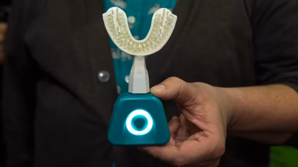 Bàn chải Y-Brush với khả năng đánh sạch hàm răng trong vòng 10 giây. (Ảnh: Cnet)