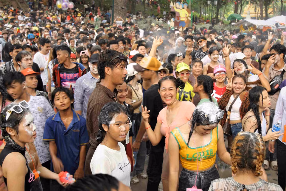 Khu vực sân khấu biểu diễn nghệ thuật tại sự kiện Sangkran Wat Phnom 2023 luôn sôi động với các màn múa hát kết hợp té nước, bắn nước. (Ảnh: Huỳnh Thảo/TTXVN)