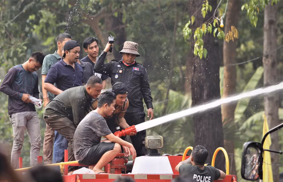 Ban tổ chức sử dụng xe chuyên dụng với vòi rồng phun nước phục vụ hoạt động té nước trong sự kiện Sangkran Wat Phnom. (Ảnh: Huỳnh Thảo/TTXVN)