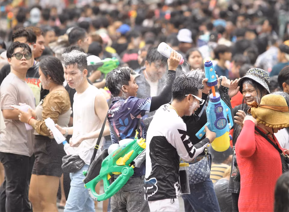 Tham gia sự kiện Sangkran Wat Phnom 2023, giới trẻ Campuchia hào hứng với hoạt động bôi bột mỳ lên mặt hay ném bột mỳ vào nhau. (Ảnh: Huỳnh Thảo/TTXVN)