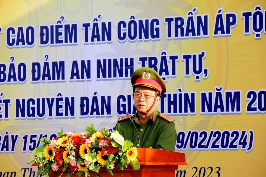 Đại tá Đinh Kim Lập, Phó Giám đốc Công an tỉnh phát động cao điểm tấn công, trấn áp tội phạm. (Ảnh: Nguyễn Thanh/TTXVN)