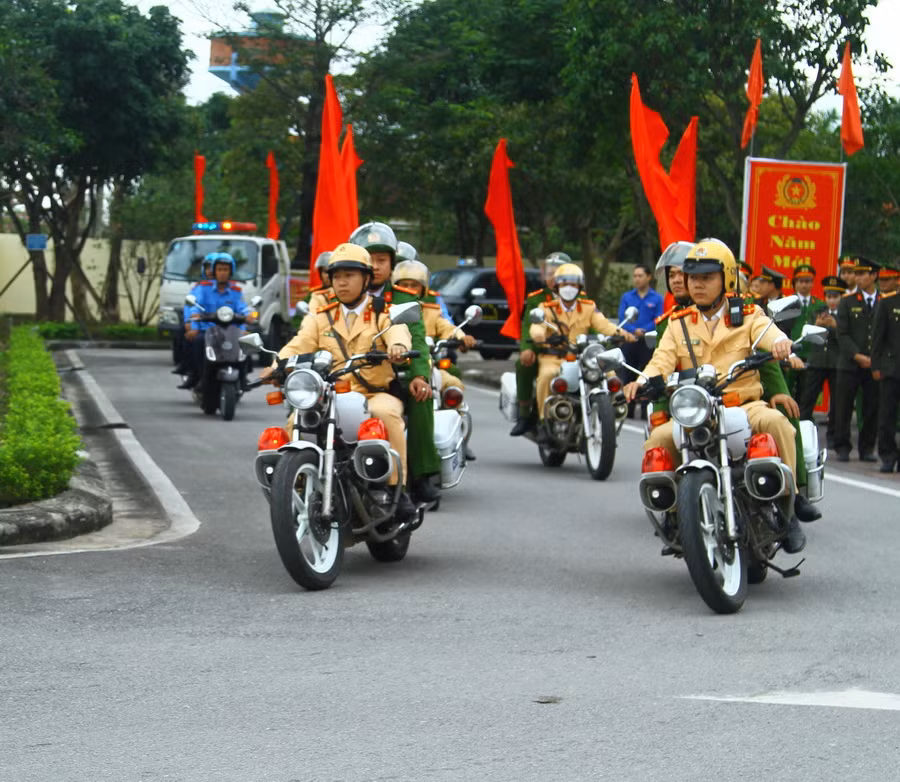 Lực lượng Công an diễu hành tuyên truyền. (Ảnh: Đức Thọ/TTXVN)
