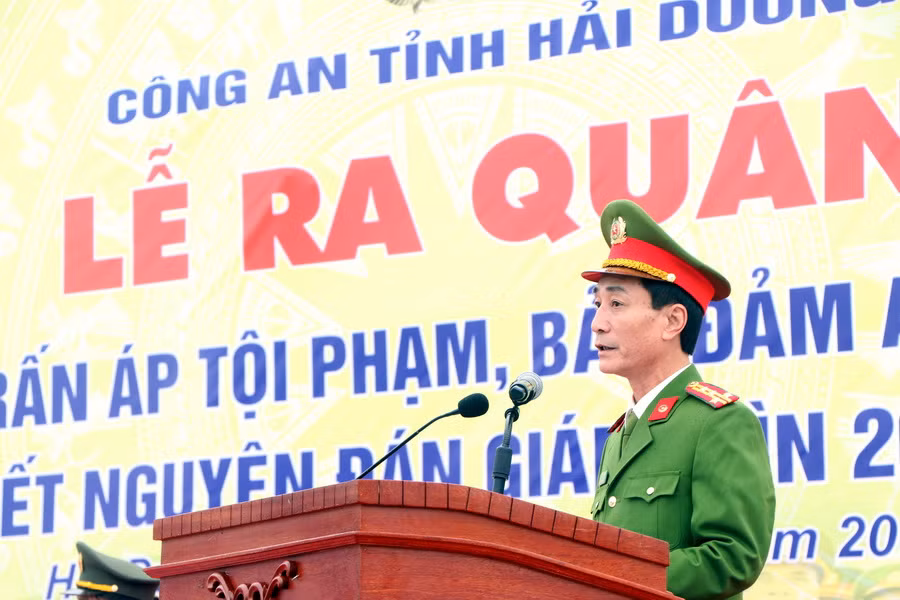 Đại tá Lê Quý Thường, Phó Giám đốc Công an tỉnh Hải Dương, phát lệnh ra quân. (Ảnh: Mạnh Tú/TTXVN)