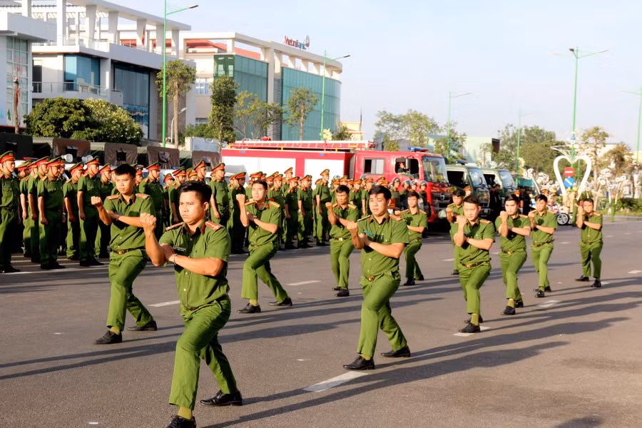 Lực lượng công an thành phố Phan Thiết biểu diễn võ thuật tại lễ ra quân. (Ảnh: Nguyễn Thanh/TTXVN)