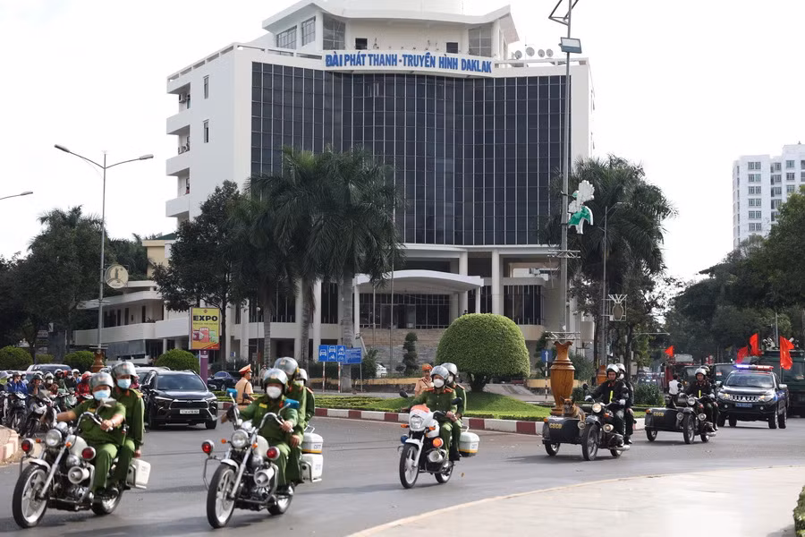 Lực lượng công an diễu hành thực hiện đợt cao điểm trấn áp các loại tội phạm. (Ảnh: Tuấn Anh/TTXVN)
