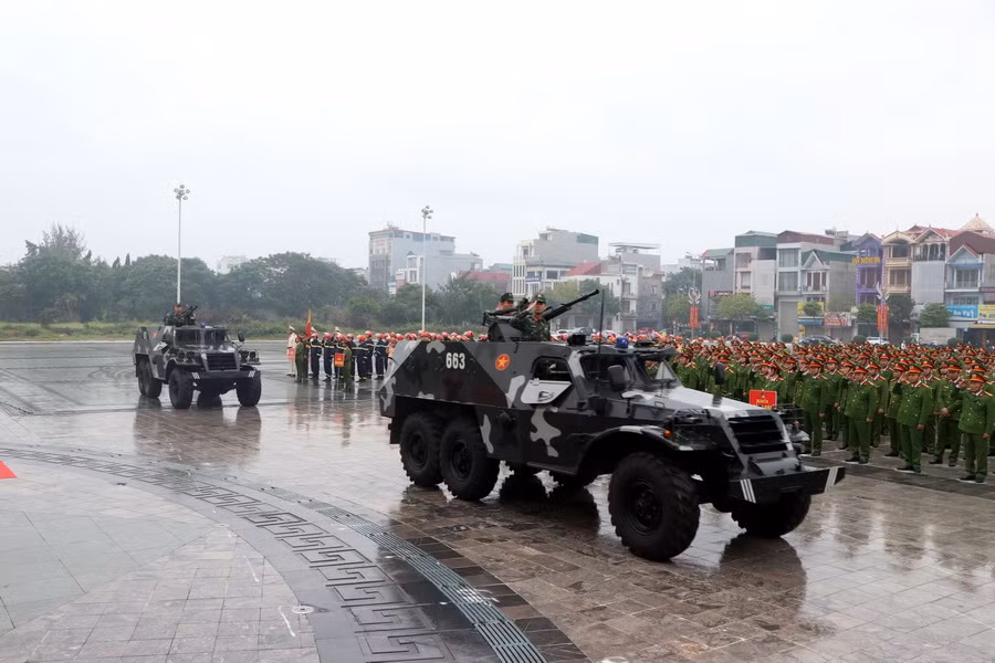 Lực lượng công an tỉnh Hải Dương diễu hành, ra quân tấn công, trấn áp tội phạm, bảo đảm an ninh trật tự. (Ảnh: Mạnh Tú/TTXVN)