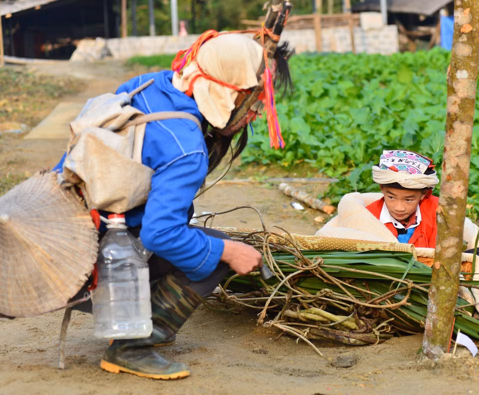 Nghi thức “Người rừng” về chứng kiến Lễ Cấp Sắc. (Ảnh: Nam Thái/TTXVN)
