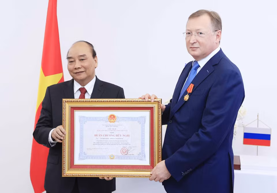 Chủ tịch nước Nguyễn Xuân Phúc tặng Huân chương hữu nghị cho ông Kubryashov Sergey Ivanovich, Tổng giám đốc Công ty Cổ phần Zarubezhneft, Liên bang Nga. (Ảnh: Thống Nhất/TTXVN)