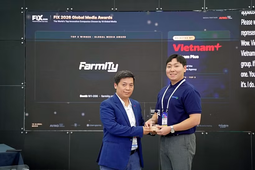 Đại diện VietnamPlus trao giải cho đại diện công ty Farmity. (Ảnh: AVING News)