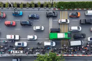 Nhiều người dân rời Hà Nội ngay từ chiều 28/9 khiến cầu Vĩnh Tuy hướng ra khỏi trung tâm bị quá tải. (Ảnh: Phan Phương/TTXVN)
