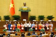 Chủ tịch Quốc hội Trần Thanh Mẫn và Thủ tướng Lê Minh Hưng tặng hoa các nữ đại biểu Quốc hội khóa XVI nhân Ngày phụ nữ Việt Nam 20/10. (Ảnh: Doãn Tấn/TTXVN)