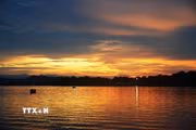 Bức tranh hoàng hôn êm đềm, huyền ảo trên sông Hương, thành phố Huế. (Ảnh: Nguyên Lý/TTXVN)