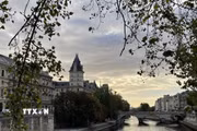 Cầu Pont au Change nối đảo Île de la Cité với hữu ngạn sông Seine. Cây cầu hiện nay được xây dựng dưới thời Hoàng đế Napoléon III và đưa vào sử dụng năm 1860. (Ảnh: Trần Đức Hùng/TTXVN)