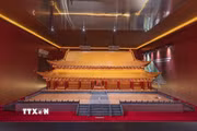 Mô hình nghiên cứu phục dựng hình ảnh Điện Kính Thiên thời Lê sơ được giới thiệu tại Hoàng thành Thăng Long. Quá trình tái hiện kiến trúc được xây dựng trên bốn nhóm tư liệu gồm khảo cổ học, mô hình kiến trúc, tư liệu minh văn và nghiên cứu so sánh với kiến trúc cung điện cổ tại Đông Á. (Ảnh: Phạm Tuấn Anh/TTXVN)