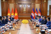 Thủ tướng Lê Minh Hưng đến chào Chủ tịch Đảng Nhân dân Campuchia, Chủ tịch Thượng viện Hun Sen. (Ảnh: Dương Giang/TTXVN)