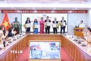 Đồng chí Vũ Việt Trang, Ủy viên Ban Thường vụ Đảng ủy các cơ quan Đảng Trung ương, Bí thư Đảng ủy, Tổng Giám đốc Thông tấn xã Việt Nam, Phó Trưởng ban Tuyên giáo Trung ương trao Huy hiệu cho các đồng chí 40 năm; 35 năm và 30 năm tuổi Đảng. (Ảnh: An Đăng/TTXVN)