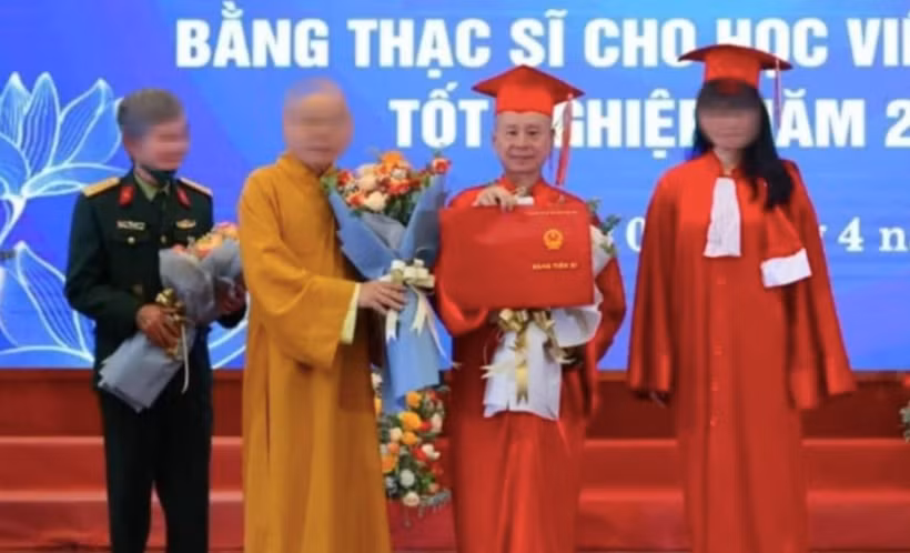 Thượng tọa Thích Chân Quang (thứ 2 từ phải sang) nhận Bằng tiến sỹ Luật vào tháng 4/2022 (Nguồn: Cổng TTĐT GHPG Việt Nam).