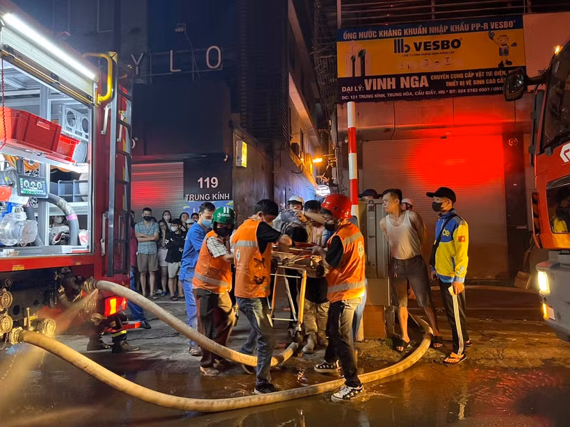 Vụ cháy nhà trọ vừa xảy ra vào rạng sáng ngày 24/5 (Cầu Giấy, Hà Nội) gây thương vong rất lớn về người và tài sản. (Ảnh: PV/Vietnam+)