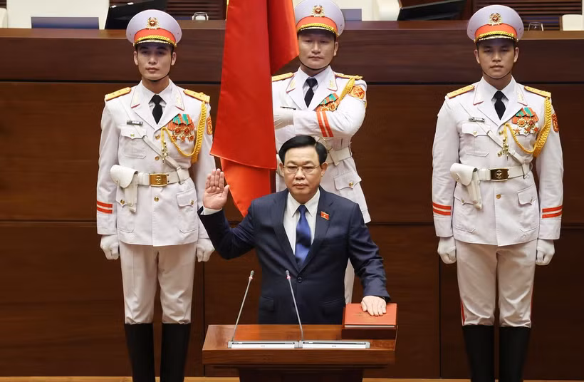 Chủ tịch Quốc hội Vương Đình Huệ tuyên thệ. (Ảnh: Dương Giang-TTXVN)