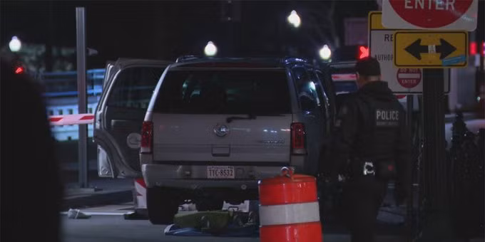Chiếc xe lao vào cổng Nhà Trắng tại Washington, DC, Mỹ. (Ảnh: Fox News)