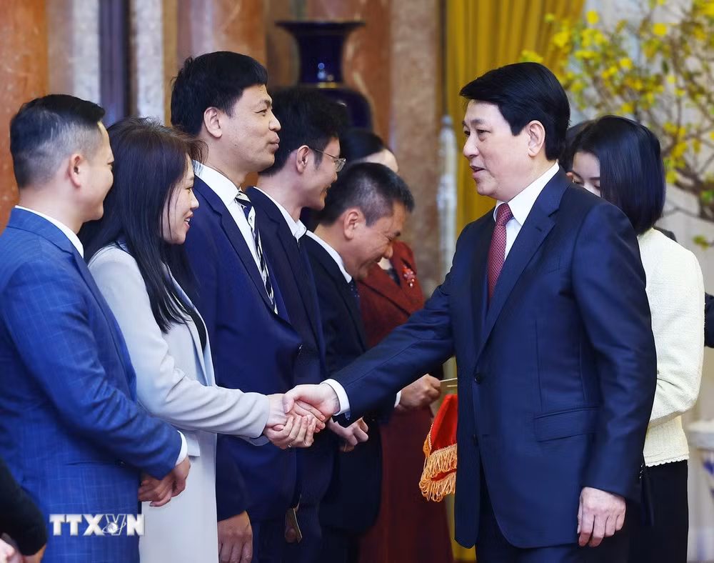 ttxvn-chu-tich-nuoc-gap-mat-can-bo-nhan-vien-van-phong-chu-tich-nuoc-dau-xuan-at-ty-7836693-resize-2.jpg