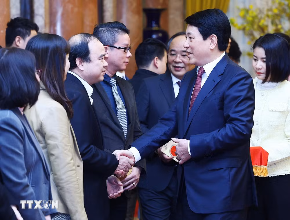 ttxvn-chu-tich-nuoc-gap-mat-can-bo-nhan-vien-van-phong-chu-tich-nuoc-dau-xuan-at-ty-7836693-resize-1.jpg