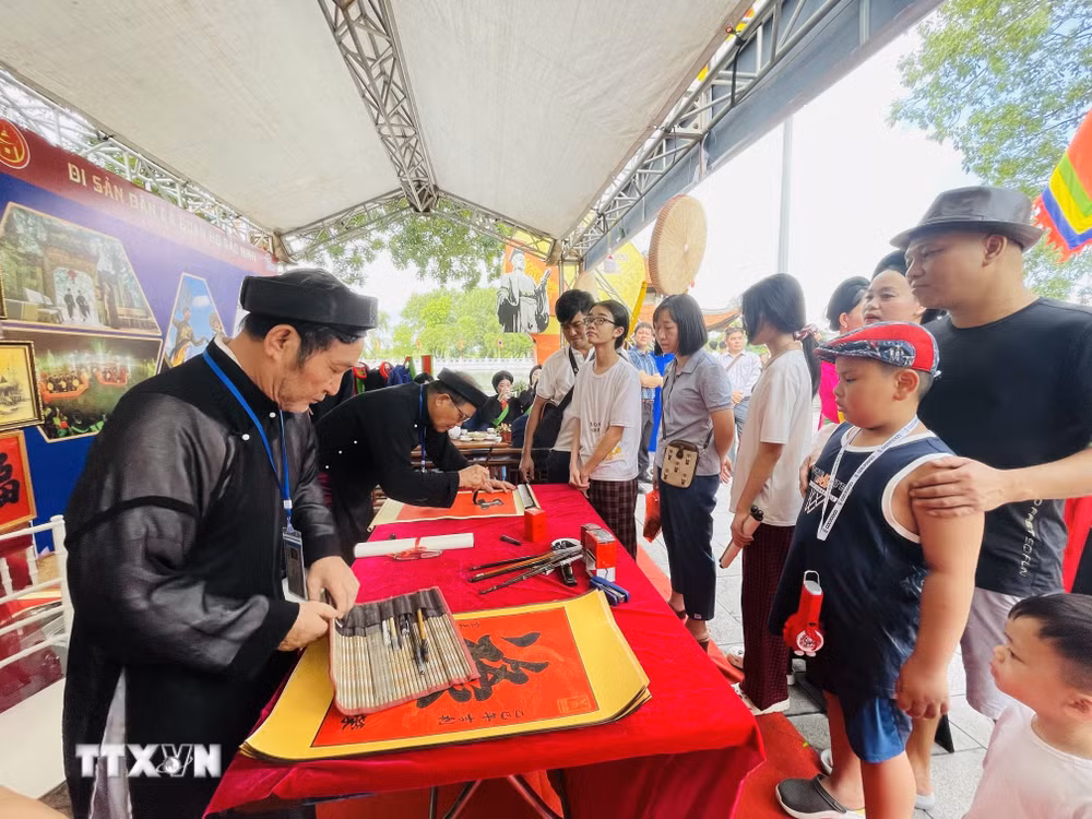 ttxvn-du-lich-tau-hoa-ha-noi-bac-ninh-hanh-trinh-ket-noi-di-san-quang-ba-van-hoa-vung-kinh-bac-8246897-3.jpg