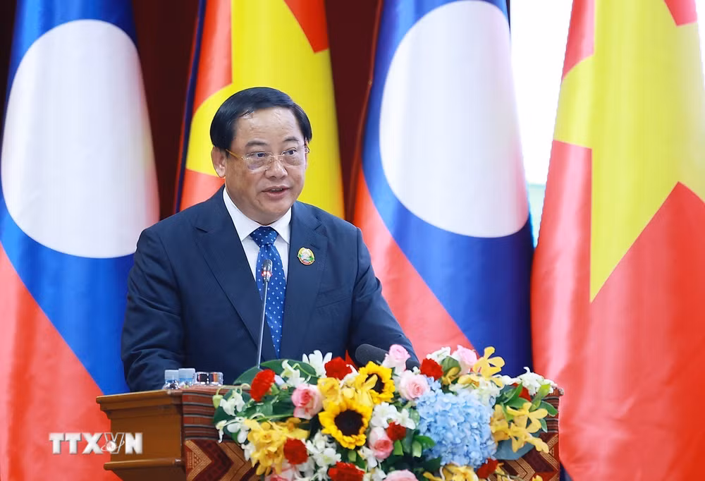 ttxvn-thu-tuong-va-thu-tuong-lao-tham-du-tri-hoi-nghi-xuc-tien-dau-tu-viet-nam-lao-nam-2025-8448785-3.jpg
