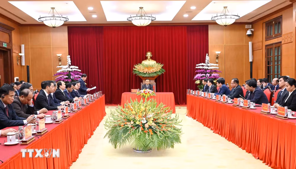 ttxvn-thuong-truc-ban-bi-thu-tiep-doan-can-bo-cap-cao-dang-nhan-dan-cach-mang-lao-8448731-2.jpg