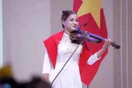 Nghệ sỹ Violin Minh Anh thể hiện các tác phẩm tại đêm Gala Kỷ niệm 81 năm Quốc 81 năm Quốc khánh Việt Nam, 50 năm thiết lập quan hệ ngoại giao Việt Nam-Thái Lan được khách mời và bà con kiều bào hưởng ứng nhiệt tình.(Ảnh: PV/Vietnam+)