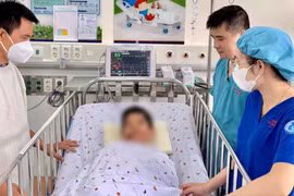 Bác sĩ Bệnh viện Nhi đồng 1 thăm khám bệnh nhi. (Ảnh: PV/Vietnam+)