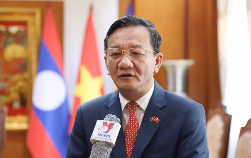 Đại sứ Việt Nam tại Lào Nguyễn Minh Tâm trả lời phỏng vấn. (Ảnh: Xuân Tú/TTXVN)
